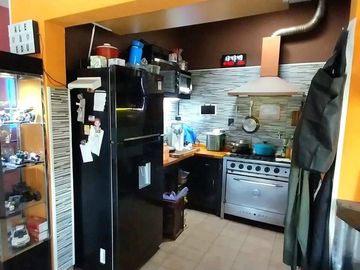 VENDE CASA Y LOCALES ,ESQUINA COMERCIAL ÚNICA, LDZ