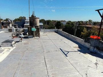 VENDE CASA Y LOCALES ,ESQUINA COMERCIAL ÚNICA, LDZ