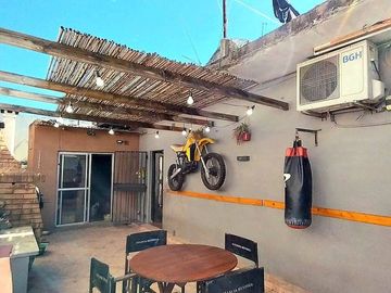 VENDE CASA Y LOCALES ,ESQUINA COMERCIAL ÚNICA, LDZ