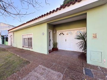 Casa 3 Amb en venta en Hurlingham c/Jardin y Depto