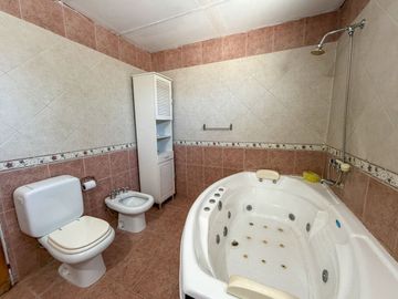 VENTA CASA 5 AMBIENTES COCHERA QUINCHO  APCREDITO