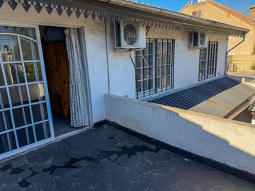 VENTA CASA 5 AMBIENTES COCHERA QUINCHO  APCREDITO