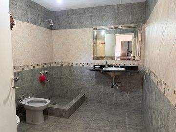 VENTA CASA 5 AMBIENTES COCHERA QUINCHO  APCREDITO