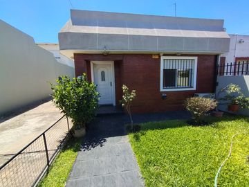 VENTA CASA, JARDIN y GALPON - 126m Cub / 300m Lote