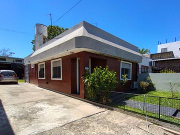 VENTA CASA, JARDIN y GALPON - 126m Cub / 300m Lote