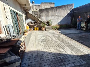 Casa 4 Ambientes, patio, terraza y garage. Caseros