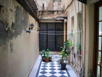 CONGRESO VENTA DEPTO P.B. 6 AMB+2 PATIOS EDIF HIST