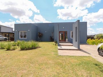 venta casa 5 amb., pileta  San Sebastian EXCELENTE