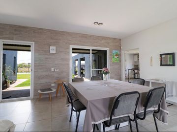 venta casa 5 amb., pileta  San Sebastian EXCELENTE