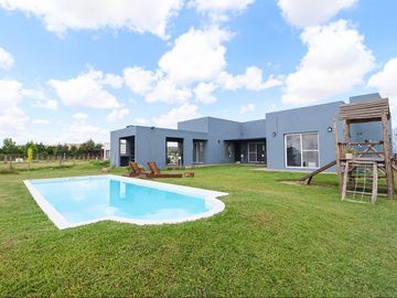 venta casa 5 amb., pileta  San Sebastian EXCELENTE