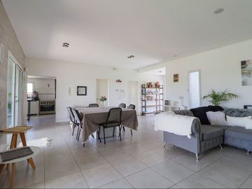 venta casa 5 amb., pileta  San Sebastian EXCELENTE