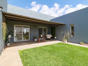 venta casa 5 amb., pileta  San Sebastian EXCELENTE
