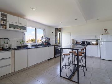 venta casa 5 amb., pileta  San Sebastian EXCELENTE