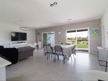 venta casa 5 amb., pileta  San Sebastian EXCELENTE
