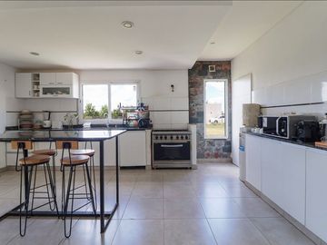 venta casa 5 amb., pileta  San Sebastian EXCELENTE
