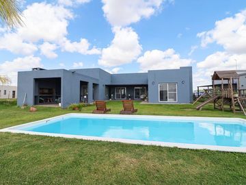 venta casa 5 amb., pileta  San Sebastian EXCELENTE