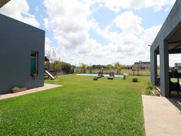 venta casa 5 amb., pileta  San Sebastian EXCELENTE