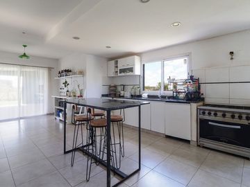 venta casa 5 amb., pileta  San Sebastian EXCELENTE