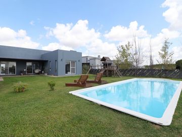 venta casa 5 amb., pileta  San Sebastian EXCELENTE
