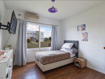 venta casa 5 amb., pileta  San Sebastian EXCELENTE