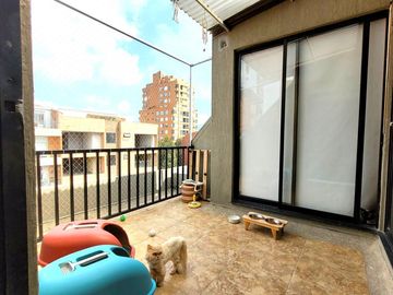 Apartamento en venta de 3 habitaciones con terraza en Bogotá, Puente Largo.