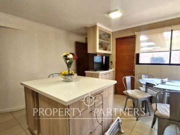 Acogedora casa en Venta, La Foresta de Reñaca. 5D, 4B Dependencias. Sala de estar y piscina.