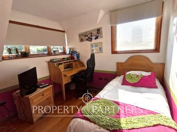 Acogedora casa en Venta, La Foresta de Reñaca. 5D, 4B Dependencias. Sala de estar y piscina.