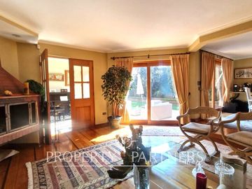 Acogedora casa en Venta, La Foresta de Reñaca. 5D, 4B Dependencias. Sala de estar y piscina.