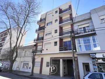 Alquiler Departamento 2 ambientes reciclado con espacio de cochera en Guemes