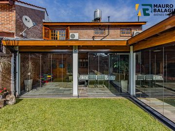 Casa en dos plantas Impecable en Ciudad Evita - 3 dormitorios - Pileta