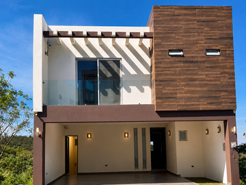 CASA EN VENTA EN CUMBRES ELITE PREMIER CON ALBERCA