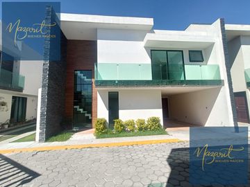 Casa en venta con tres recamaras y roof garden a un costado de la Prepa Ibero en Tlaxcala
