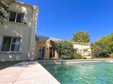 Casa de 6 dormitorios en venta en Chacras de Coria
