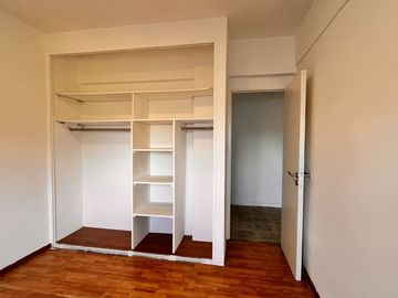 Dpto. 5 amb. 2 baños. Balcón. ASCENSOR! Beccar.