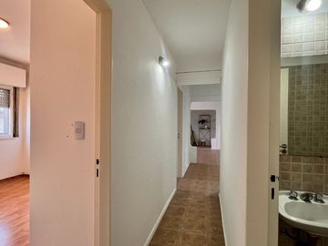 Dpto. 5 amb. 2 baños. Balcón. ASCENSOR! Beccar.