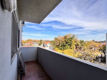 Dpto. 5 amb. 2 baños. Balcón. ASCENSOR! Beccar.