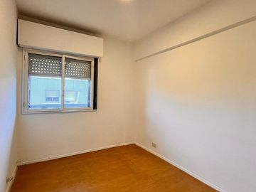Dpto. 5 amb. 2 baños. Balcón. ASCENSOR! Beccar.