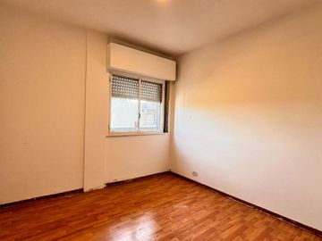 Dpto. 5 amb. 2 baños. Balcón. ASCENSOR! Beccar.