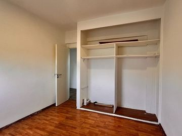 Dpto. 5 amb. 2 baños. Balcón. ASCENSOR! Beccar.