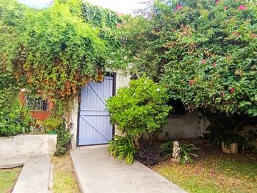 VENTA CASA 4 AMB CON PILETA Y PARQUE EN CASTELAR