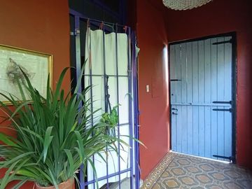 VENTA CASA 4 AMB CON PILETA Y PARQUE EN CASTELAR