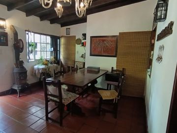 VENTA CASA 4 AMB CON PILETA Y PARQUE EN CASTELAR