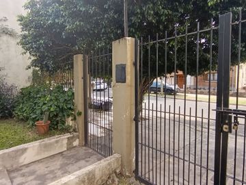 VENTA CASA 4 AMB CON PILETA Y PARQUE EN CASTELAR