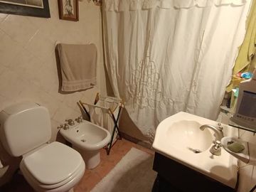 VENTA CASA 4 AMB CON PILETA Y PARQUE EN CASTELAR