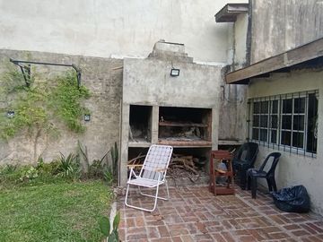 VENTA CASA 4 AMB CON PILETA Y PARQUE EN CASTELAR