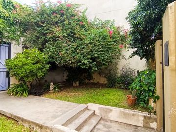 VENTA CASA 4 AMB CON PILETA Y PARQUE EN CASTELAR