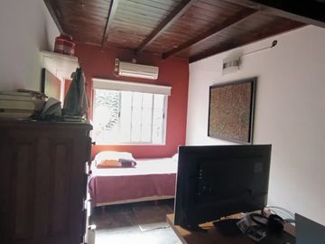 VENTA CASA 4 AMB CON PILETA Y PARQUE EN CASTELAR