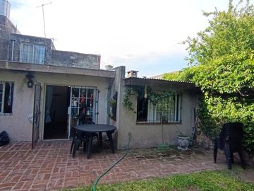 VENTA CASA 4 AMB CON PILETA Y PARQUE EN CASTELAR
