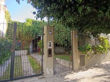 VENTA CASA 4 AMB CON PILETA Y PARQUE EN CASTELAR