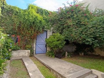 VENTA CASA 4 AMB CON PILETA Y PARQUE EN CASTELAR